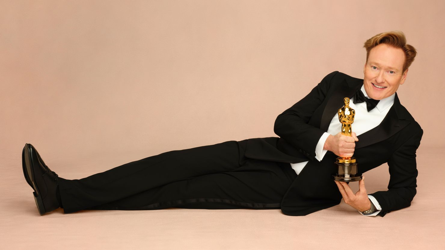 Conan O’Brien has a lover’s spat with the Oscar statuette in raucous