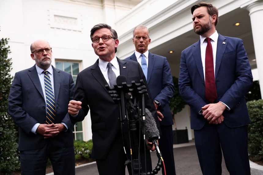 El presidente de la Cámara de Representantes, Mike Johnson, hablará con los medios de comunicación en la Casa Blanca el lunes, luego de una reunión con el líder del Partido Republicano, el líder demócrata y presidente Donald Trump.