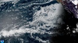 Imagen satelital del océano Pacífico en la noche del 25 de mayo de 2025.