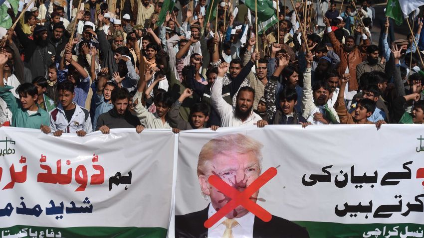 Activists of the Difa-e-Pakistan Council shout anti-US slogans at a protest in Karachi on January 2, 2018. 
Pakistan has summoned the US ambassador, an embassy spokesman said January 2, in a rare public rebuke after Donald Trump lashed out at Islamabad with threats to cut aid over "lies" about militancy. / AFP PHOTO / ASIF HASSAN        (Photo credit should read ASIF HASSAN/AFP/Getty Images)