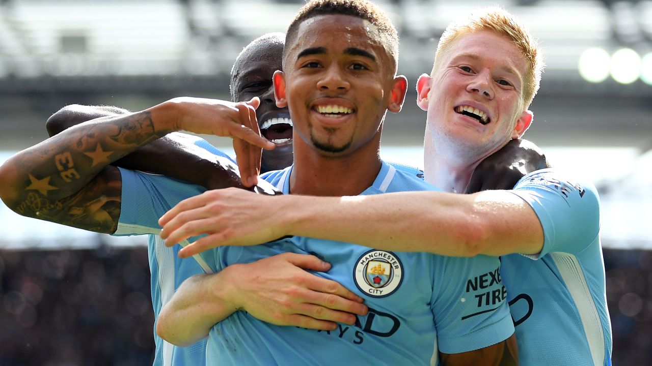 MANCHESTER, ENGLAND - SEPTEMBER 09: Gabriel Jesus of Manchester City celebrates scoring his sides second goal with Kevin De Bruyne of Manchester City during the Premier League match between Manchester City and Liverpool at Etihad Stadium on September 9, 2017 in Manchester, England.  (Photo by Laurence Griffiths/Getty Images)