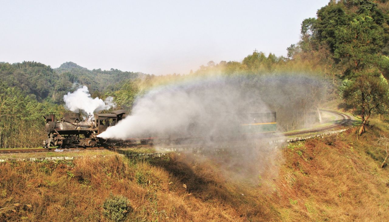 <strong>Tourist trains:</strong> There are fewer and fewer steam locomotives operating in China -- those that still exist are usually on tourist lines. This 2017 picture was taken on the curve above Jaioba.