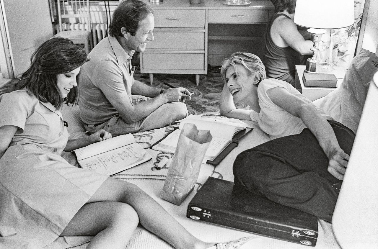 Candy Clark, director Nicolas Roeg, and David Bowie take a break from filming. 