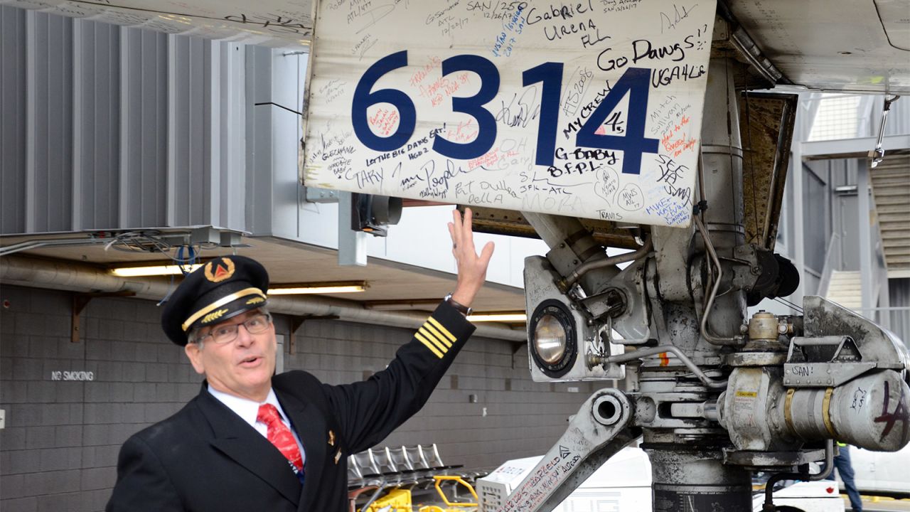 Delta Capt. Steve Hanlon, the airline's Chief 747 Pilot, was in command of the flight flight. Signatures and well-wishes adorn the hull of the jumbo, a traditional aviation industry send-off for a retiring aircraft.