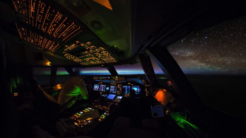 <strong>Safety first:</strong> Nevertheless, the process of taking photographs on board is complex. "First of all, flying the airplane has top priority," explains van Heijst. "So I only take pictures when I can." <em>Pictured here: The Northern Lights at sunrise.</em>
