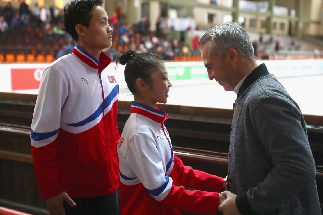 Ryom and Kim speak with Canadian coach Bruno Marcotte prior to their Pairs free skating during the 49th Nebelhorn Trophy in September 2017.