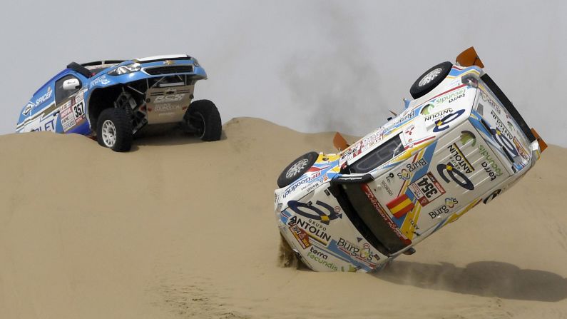 The car of Cristina Gutierrez Herrero and Gabriel Moiset Ferrer crashes during the first stage of the Dakar Rally on Saturday, January 6. The Spaniards were still able to finish the stage, which took place between Lima and Pisco, Peru.