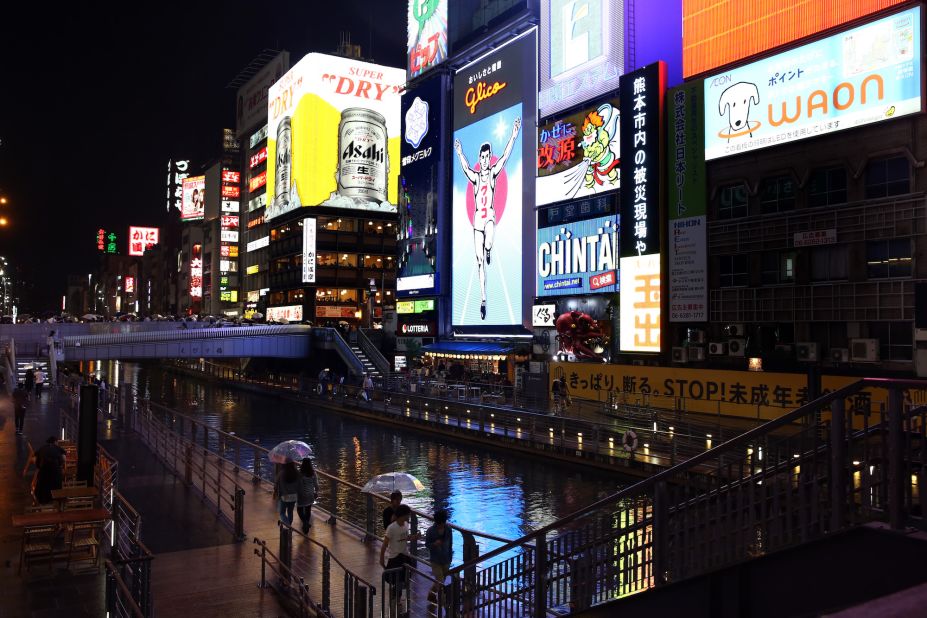 <strong>Dotonburi Canal:</strong> The lively streets running along the Dontonbori Canal are among the most popular tourist destinations in Osaka. 