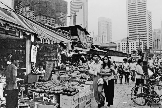 SHENZHEN, CHINA - 1989: (CHINA OUT) People walk and shopping in a bazaar in 1989 in Shenzhen, Guangdong province of China. The gallery is taken forty years by Zu Xianmin, and it presents a scroll painting of common people\'s life with life changes from 1965 to 2005. (Photo by VCG via Getty Images)