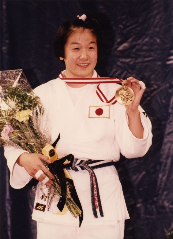 She won her first World Championship title in 1993, defeating Li Aiyue of China in the final. 