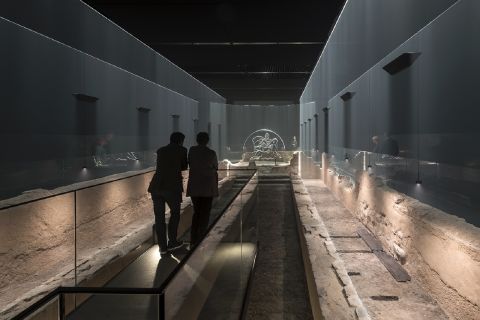Visiting the temple is a fully immersive experience. The temple lies seven meters below the streets of London, at Roman ground level. Light and haze extend from the ruins to recreate the temple's columns, which are thought to have been sold when the building was taken over by another cult. 