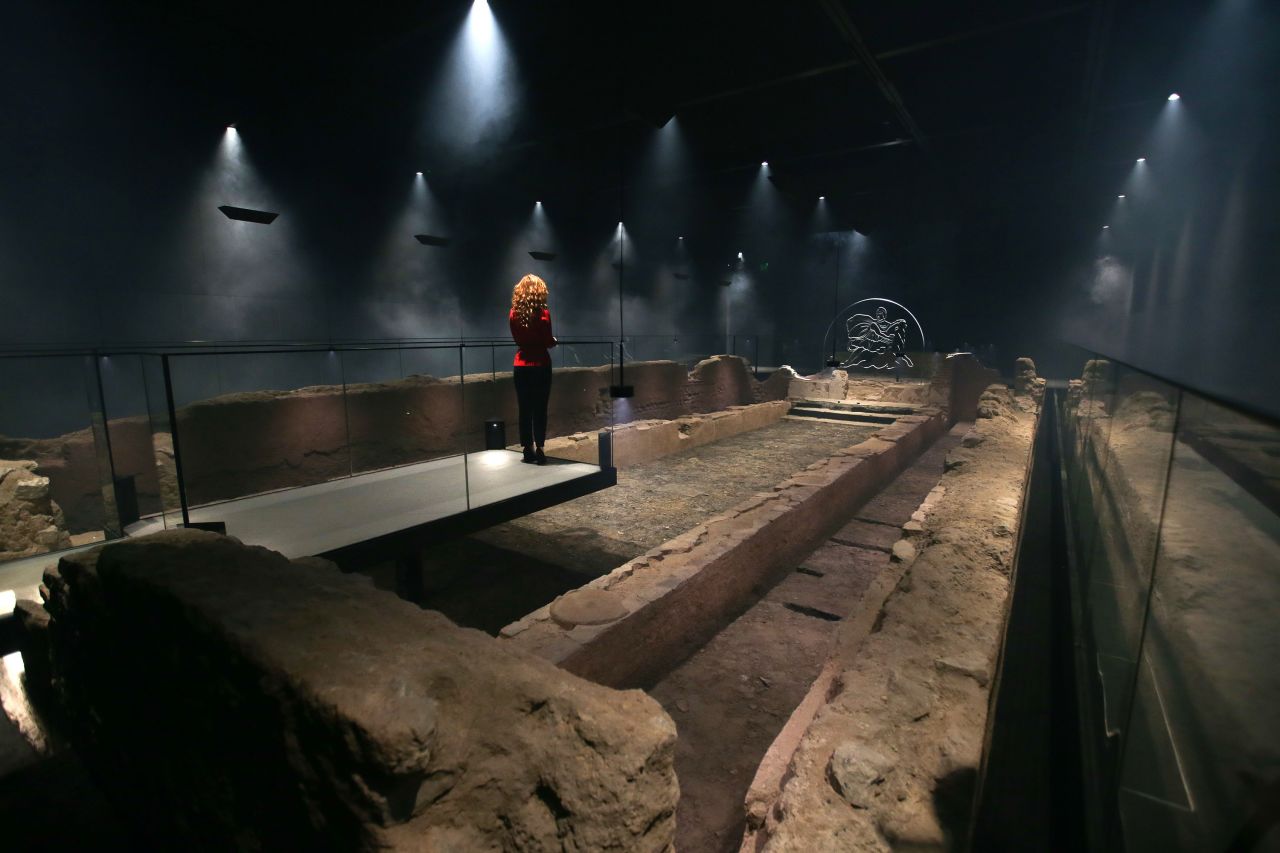 Worshipers sat on wooden benches in the side aisles, while the rituals took place in the nave. The London Mithraeum is bigger than most, measuring 18 meters long and eight meters wide.