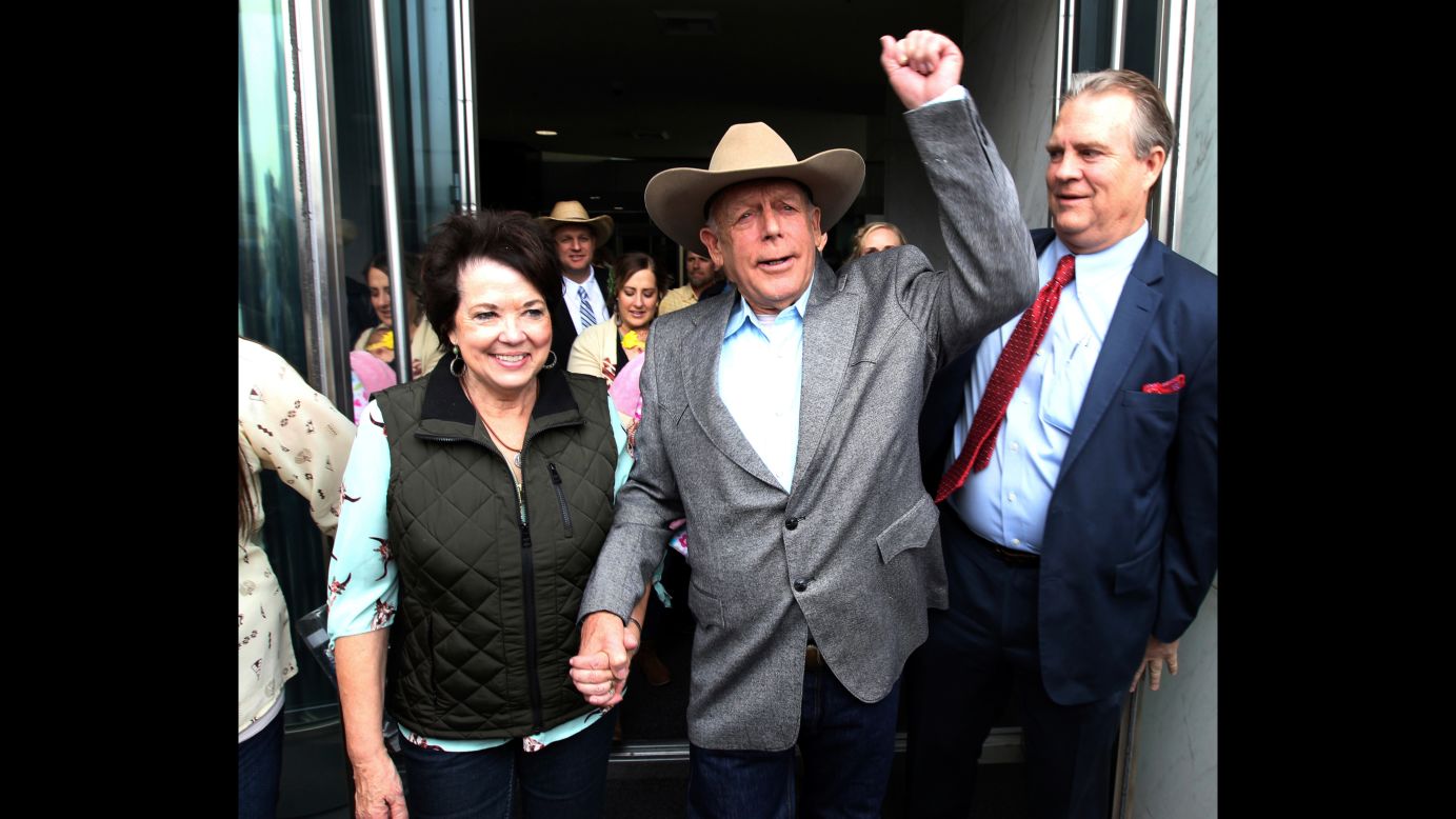 Cliven Bundy walks out of a federal court in Las Vegas with his wife, Carol, on Monday, January 8. A federal judge <a href="http://www.cnn.com/2018/01/08/us/cliven-bundy-charges-dismissed/index.html" target="_blank">dismissed a case against the rancher</a> that stemmed from an armed standoff with federal authorities four years ago, according to court papers.