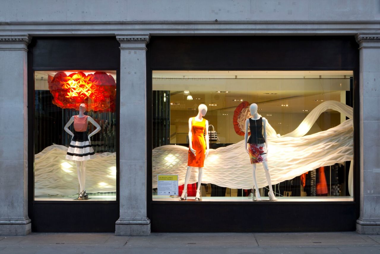 In 2013, Mamou-Mani created "The Magic Garden," an installation for fashion designer Karen Millen's shop windows on Regent Street, London. The fluid structure was designed to seamlessly link all the windows of the store.