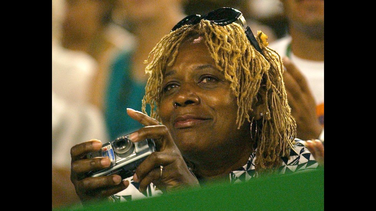 That same year the two sisters also met in the Australian Open women's singles final with their mother Oracene watching. Serena won the match 7-6 3-6 6-4.