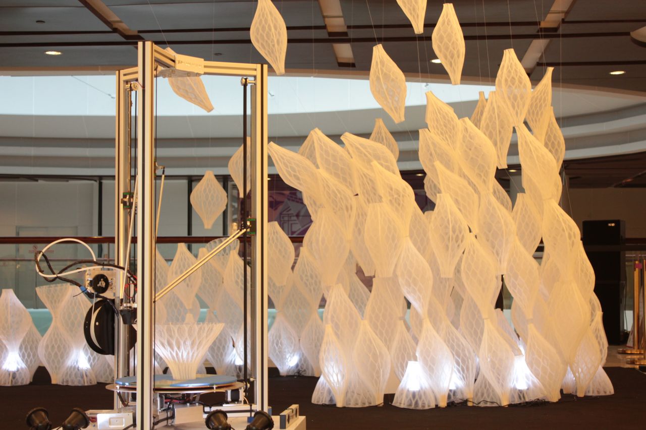 The Xintiandi 3D Printing Pop-Up Studio at Xintiandi Style was created by Mamou-Mani for Shanghai Fashion Week in 2014. Visitors could discover the world of 3D printing and the beautiful forms that can be created with it.