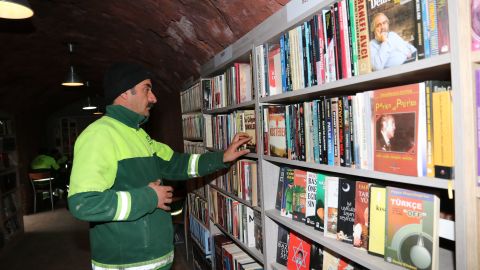 A garbage collector in Ankara browses for books at the library.
