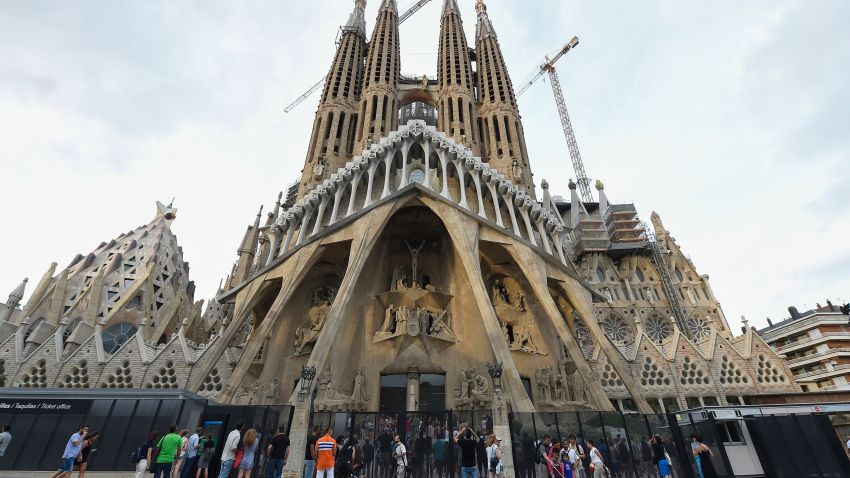 Tourists walk by the "Sagrada Familia" (Holy Family) basilica in Barcelona on August 19, 2017, two days after a van ploughed into the crowd, killing 13 persons and injuring over 100.
Drivers have ploughed on August 17, 2017 into pedestrians in two quick-succession, separate attacks in Barcelona and another popular Spanish seaside city, leaving 14 people dead and injuring more than 100 others. / AFP PHOTO / LLUIS GENE        (Photo credit should read LLUIS GENE/AFP/Getty Images)