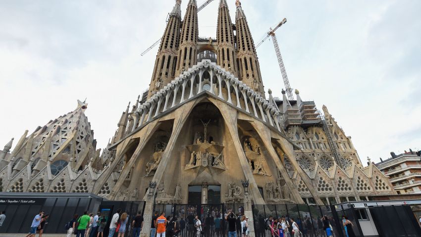 Tourists walk by the "Sagrada Familia" (Holy Family) basilica in Barcelona on August 19, 2017, two days after a van ploughed into the crowd, killing 13 persons and injuring over 100.
Drivers have ploughed on August 17, 2017 into pedestrians in two quick-succession, separate attacks in Barcelona and another popular Spanish seaside city, leaving 14 people dead and injuring more than 100 others. / AFP PHOTO / LLUIS GENE (Photo credit should read LLUIS GENE/AFP/Getty Images)