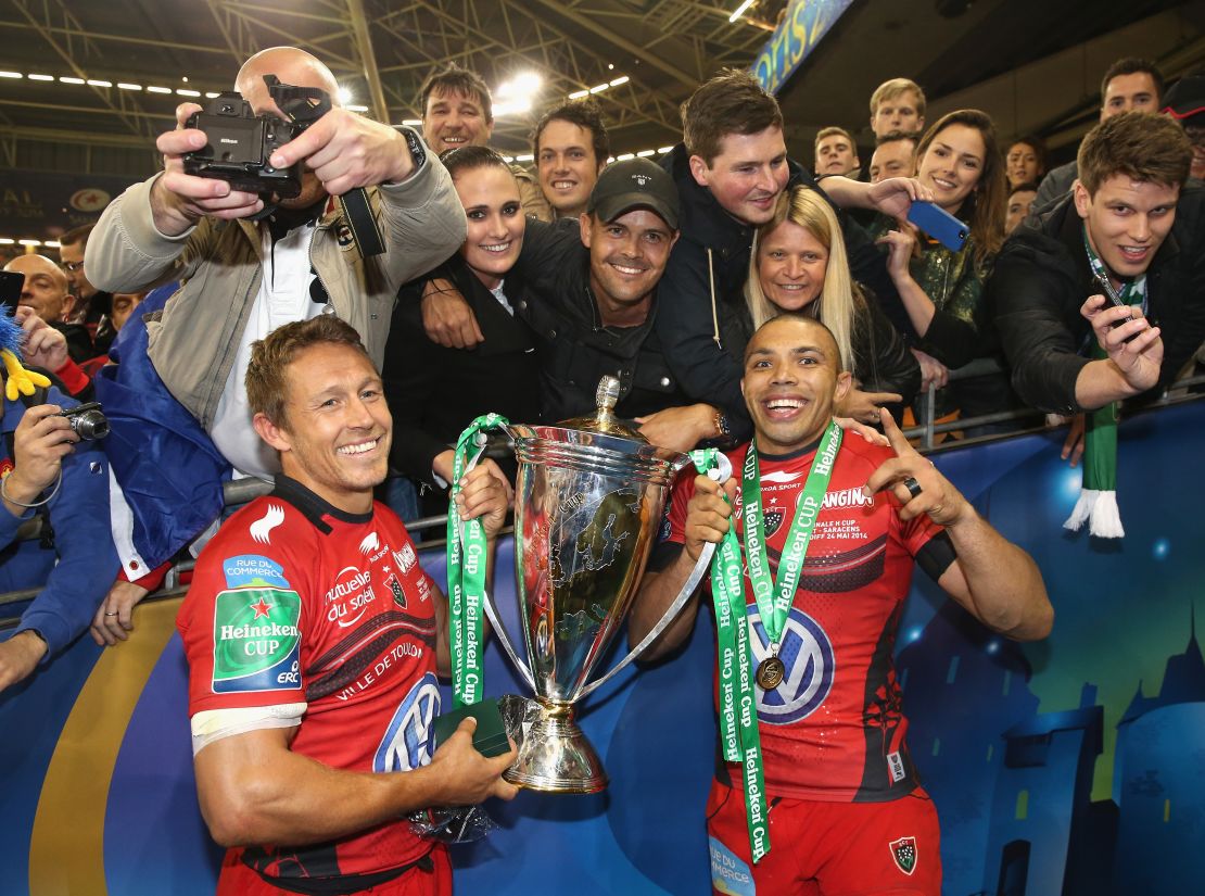 Jonny Wilkinson (left) celebrates winning the Heineken Cup with Bryan Habana and a number of Toulon fans in 2014.