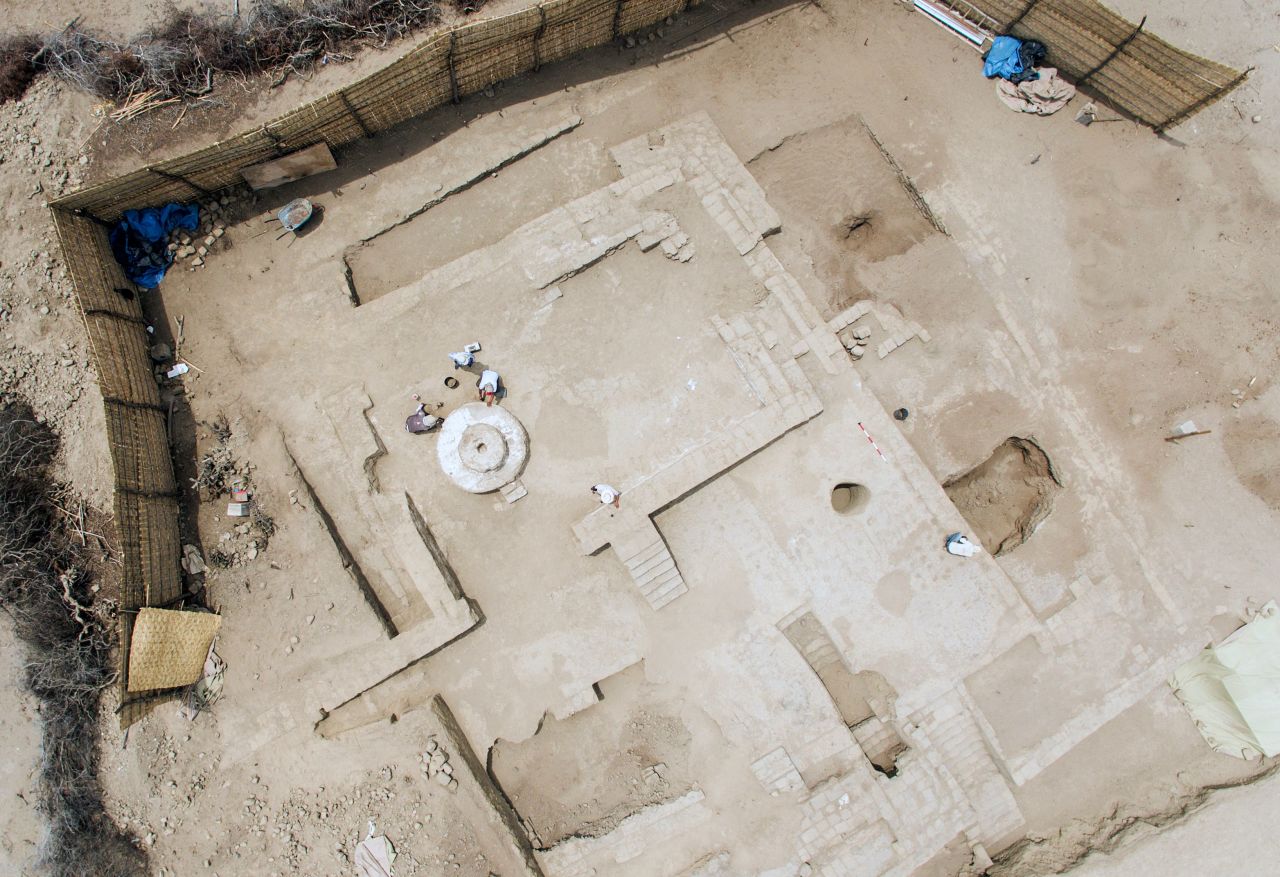 An aerial view of the archaeological site shows how the two rooms were adjoined by a porch. A staircase leads up to the banquet hall. Next door was the meeting room, where a circular podium sits in front of the doorway, from which a Moche leader may have made speeches. 