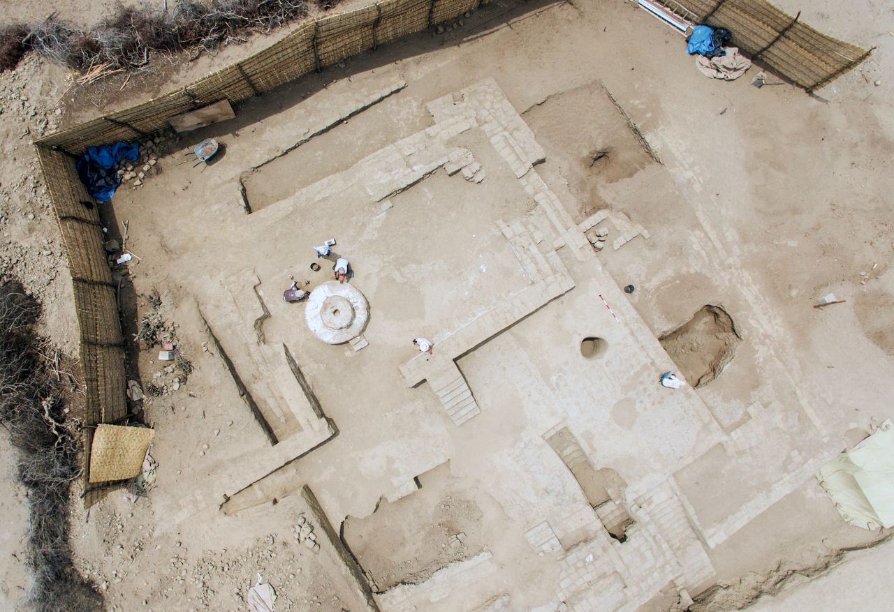 An aerial view of the archaeological site shows how the two rooms were adjoined by a porch. A staircase leads up to the banquet hall. Next door was the meeting room, where a circular podium sits in front of the doorway, from which a Moche leader may have made speeches.