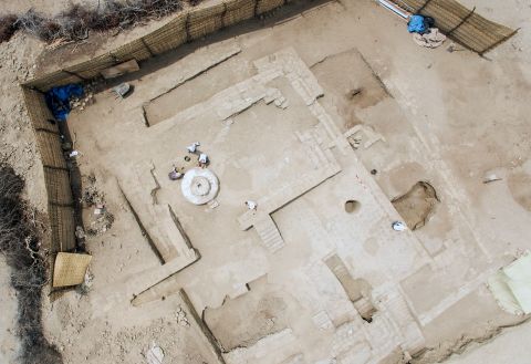 An aerial view of the archaeological site shows how the two rooms were adjoined by a porch. A staircase leads up to the banquet hall. Next door was the meeting room, where a circular podium sits in front of the doorway, from which a Moche leader may have made speeches. 
