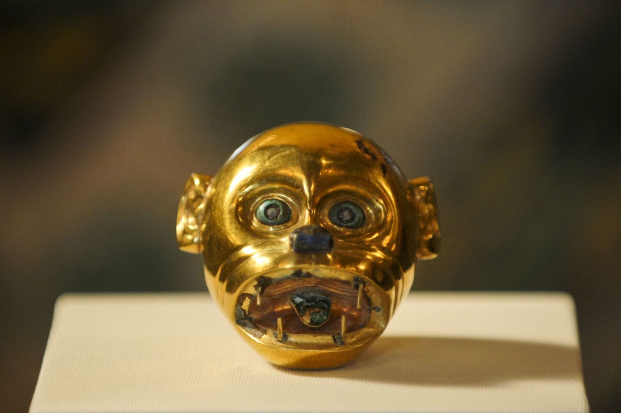 This is the "Cabeza de Mono" (monkey head) found in the royal tombs of Sipan. The Moche were pioneers of metalwork. They produced a vast range of gold jewelry, with pieces often inlaid with precious stones. 