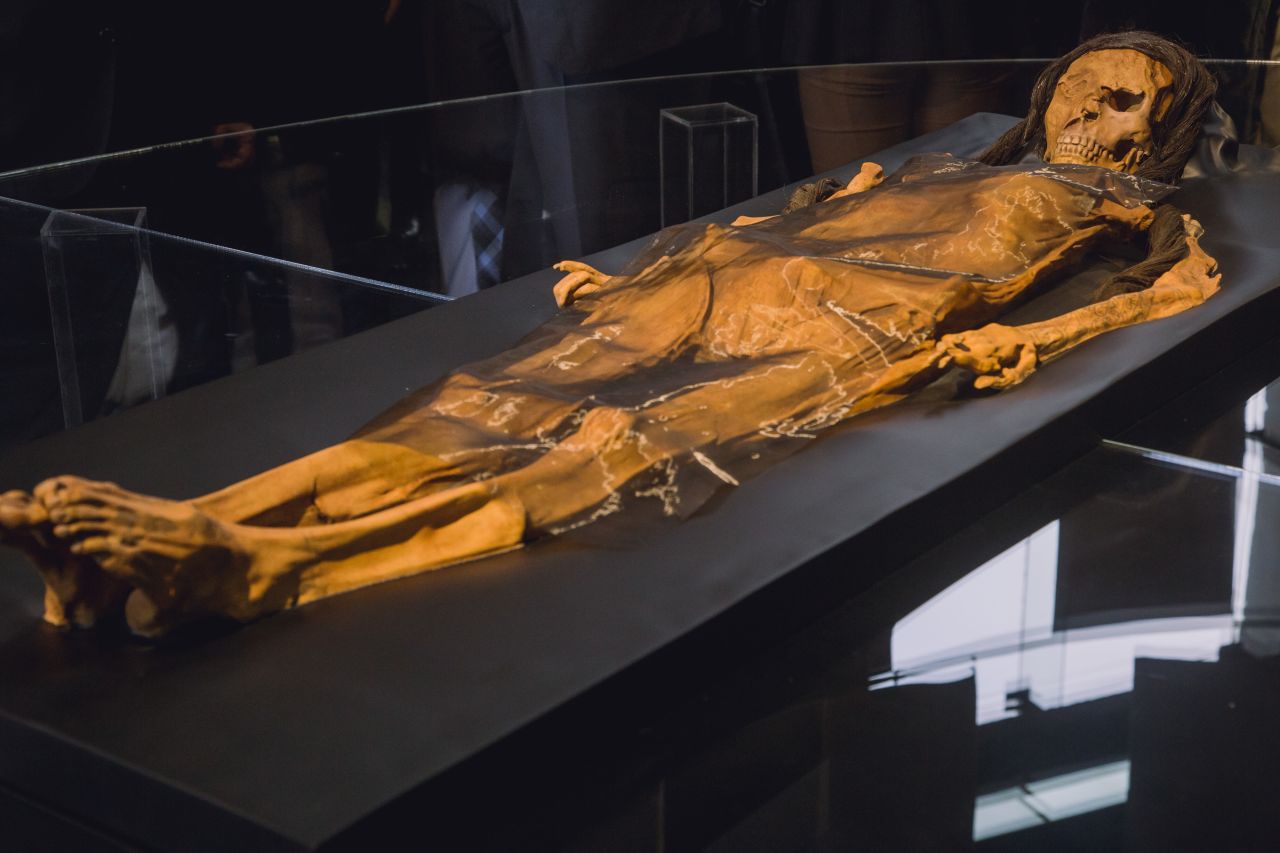 A <a href="https://www.elbrujo.pe/en/explores-the-complex/madam-of-cao/replica-of-the-mummified-body/" target="_blank" target="_blank">modern autopsy</a> indicated she had died shortly after childbirth, aged between 25 and 30. Her feet legs and face were tattooed with symbols of serpents and spiders. A replica of her body, produced using 3D technology is on display at the the <a href="https://www.elbrujo.pe/en/" target="_blank" target="_blank">El Brujo Archaeological Complex</a>.