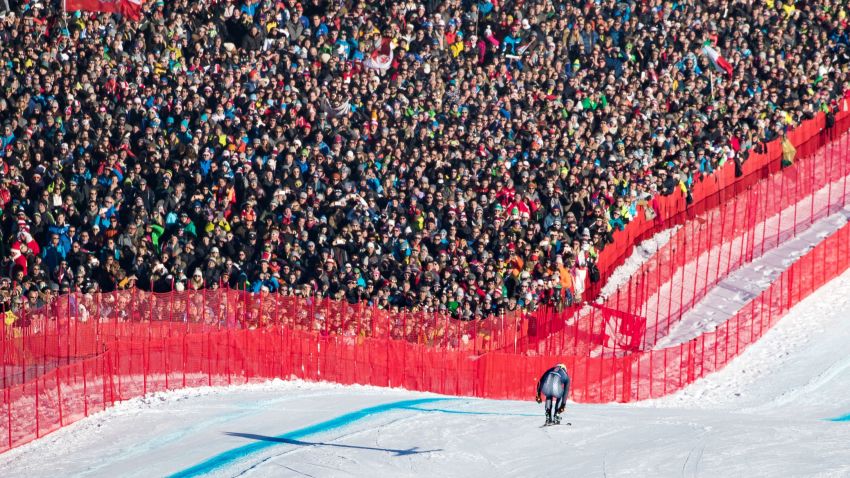 Italy's Dominik Paris runs past spectators in the downhill race at the FIS Alpine Ski World Cup in Kitzbuehel, Austria, on January 21, 2017. 
Italy's Dominik Paris won ahead of France's Valentin Giraud Moine and French teammate Johan Clarey, third.   / AFP / APA AND EXPA / Johann GRODER / Austria OUT        (Photo credit should read JOHANN GRODER/AFP/Getty Images)