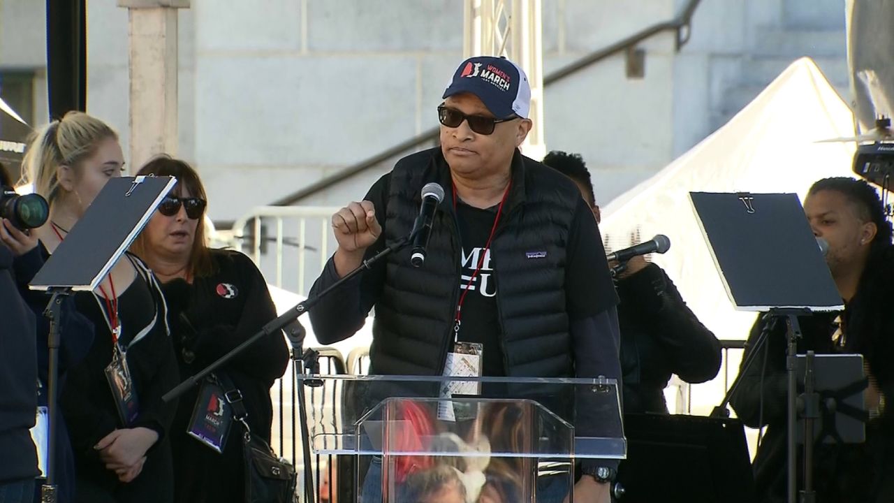 Comedian Larry Wilmore speaks at the LA Women's March.