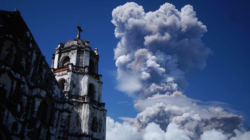 A huge column of ash shoots up to the sky during the eruption of Mayon volcano Monday, Jan. 22, 2018 as seen from Daraga township, Legazpi city, Albay province, around 340 kilometers (200 miles) southeast of Manila, Philippines. The Philippines' most active volcano erupted Monday prompting the Philippine Institute of Volcanology and Seismology to raise the Alert level to 4 from last week's alert level 3. (AP Photo/Dan Amaranto)