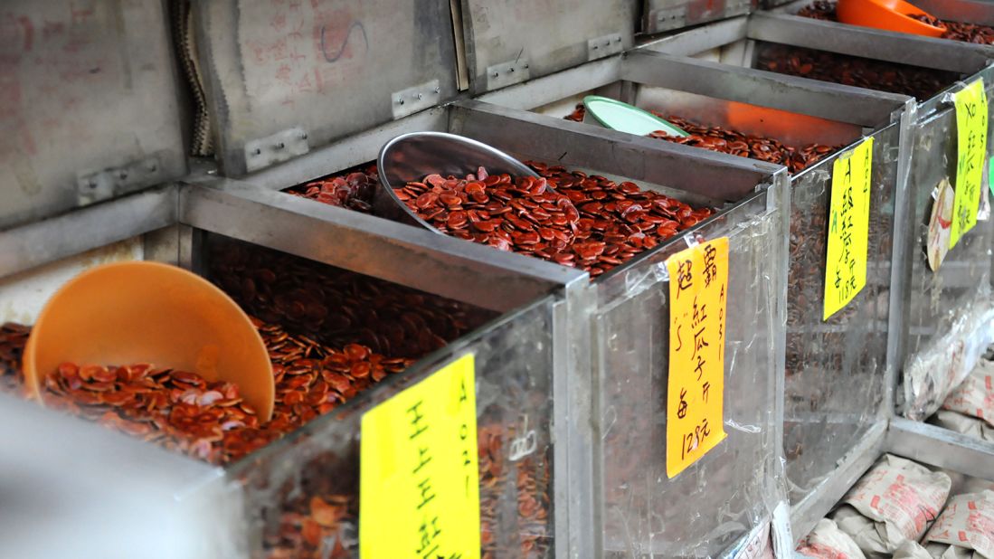 <strong>Roasted seeds: </strong>In Cantonese culture, the act of grabbing roasted seeds from a candy box symbolizes the accumulation of fortune. 