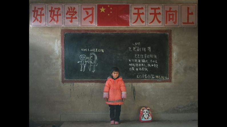Zhang Zhiyi, 7 years old, Longmenmajia elementary school: On the left it says: "Mommy doesn't let dad gamble." And on the right: "Dad, I beg you, stop gambling. Dad gambles a lot.  Every time he'll come home after losing everything.  Mum is very angry, and would fight with dad.  I am very scared."