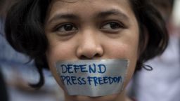 TOPSHOT - College students participate in a protest to defend press freedom in Manila on January 17, 2018.
Philippine President Rodrigo Duterte's government on January 17 urged reporters of a news website facing state-enforced closure to reinvent themselves as bloggers, rejecting allegations Manila was cracking down on the free press. / AFP PHOTO / Noel CELIS        (Photo credit should read NOEL CELIS/AFP/Getty Images)