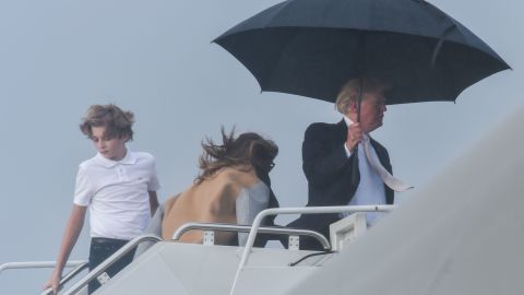 Trump Melania umbrella 01 12 2018