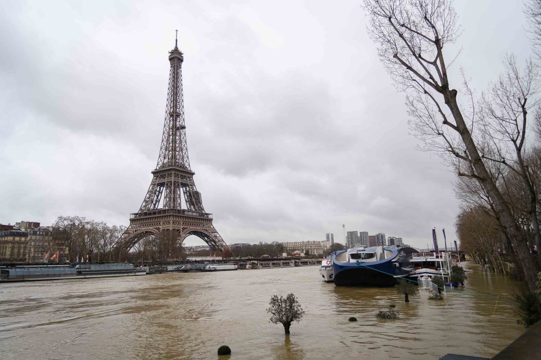 04 Paris flooding 0125 RESTRICTED