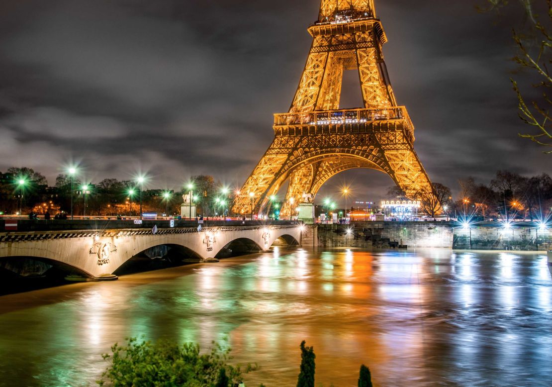 Night view of the floods in Paris on Thursday night. 