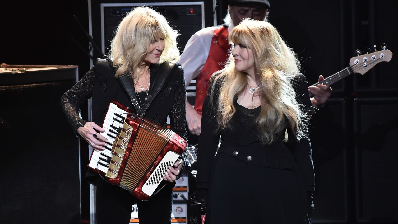 Christine McVie (L) and Stevie Nicks