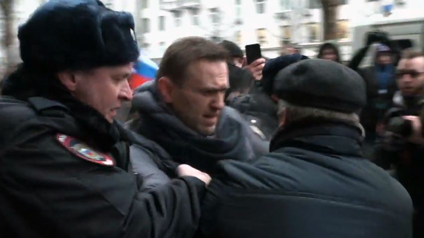 TOPSHOT - A still image taken from an AFPTV footage shows police officers detaining opposition leader Alexei Navalny during a rally calling for a boycott of March 18 presidential elections, Moscow, January 28, 2018. / AFP PHOTO / Alexandra Dalsbaek (Photo credit should read ALEXANDRA DALSBAEK/AFP/Getty Images)