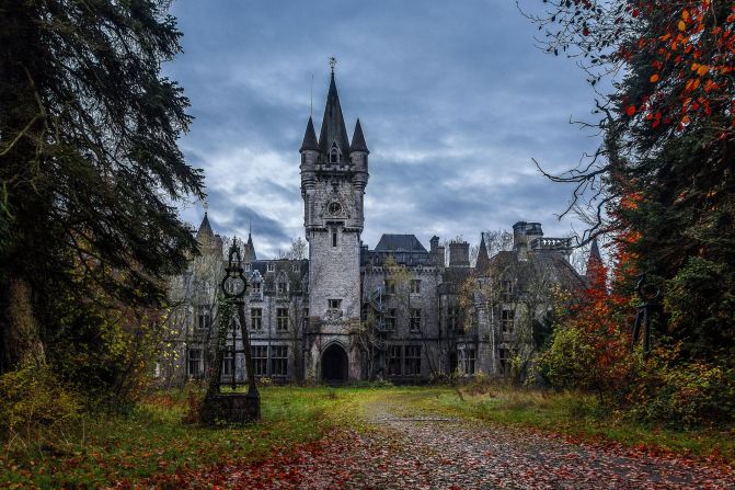 Designed by English architect Edward Milner, this fairytale neo-Gothic castle was built in 1866. The castle feature a 183 feet-tall clock tower and landscaped gardens. Originally, it served as the summer house of a wealthy family, but they found the upkeep too much and the castle was demolished last year. 