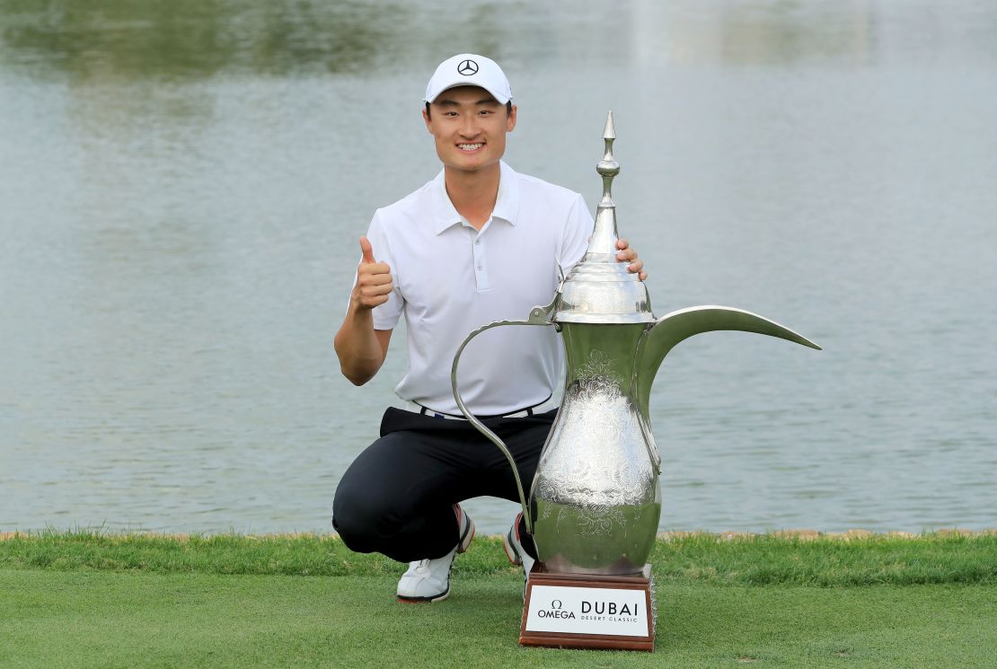Li Haotong of China poses with the Omega Dubai Desert Classic trophy on January 28, 2018.