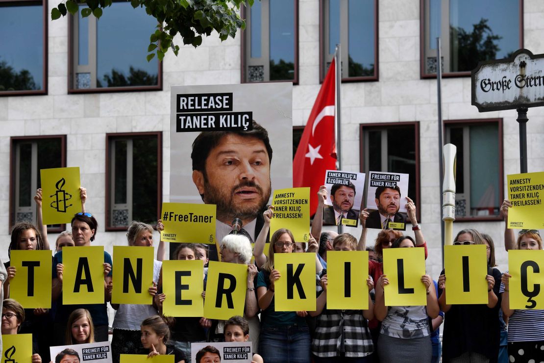 Amnesty activists protest against Kılıç's detention in front of the Turkish embassy in Berlin last June.