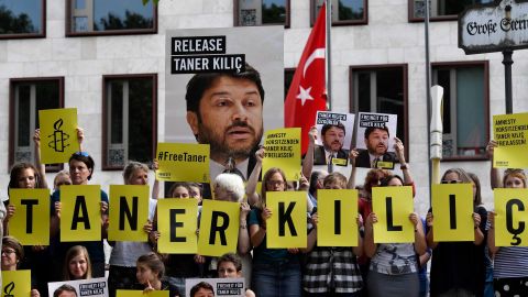 Amnesty activists protest against Kılıç's detention in front of the Turkish embassy in Berlin last June.