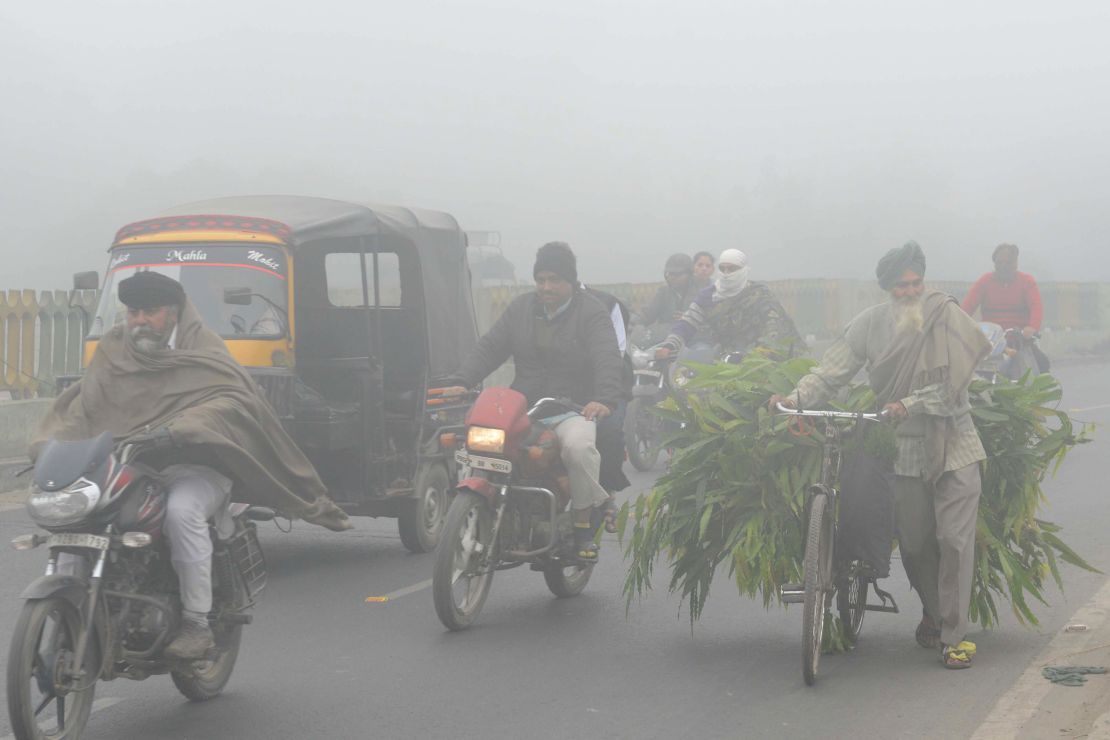 Indian commuters make their way through heavy smog in Amritsar on November 12, 2017.
Large swathes of north India and Pakistan see a spike in pollution at the onset of winter due to crop burning.