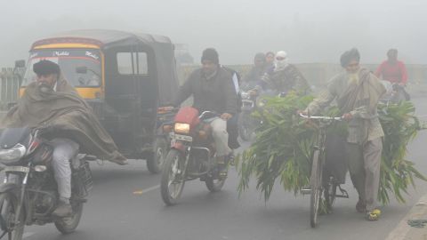 Indian commuters make their way through heavy smog in Amritsar on November 12, 2017.
Large swathes of north India and Pakistan see a spike in pollution at the onset of winter due to crop burning.