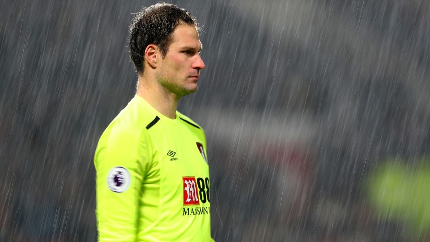 MANCHESTER, ENGLAND - DECEMBER 13: Asmir Begovic of AFC Bournemouth during the Premier League match between Manchester United and AFC Bournemouth at Old Trafford on December 13, 2017 in Manchester, England. (Photo by Catherine Ivill/Getty Images)