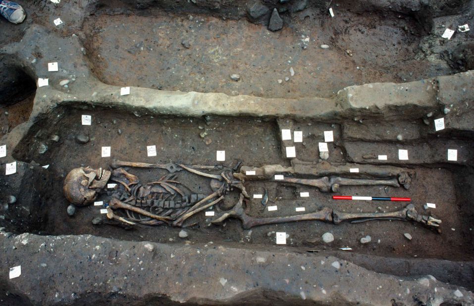 This images from 1986 shows the rare double grave, which is believed to belong to two high-ranking men within the Viking Great Army.