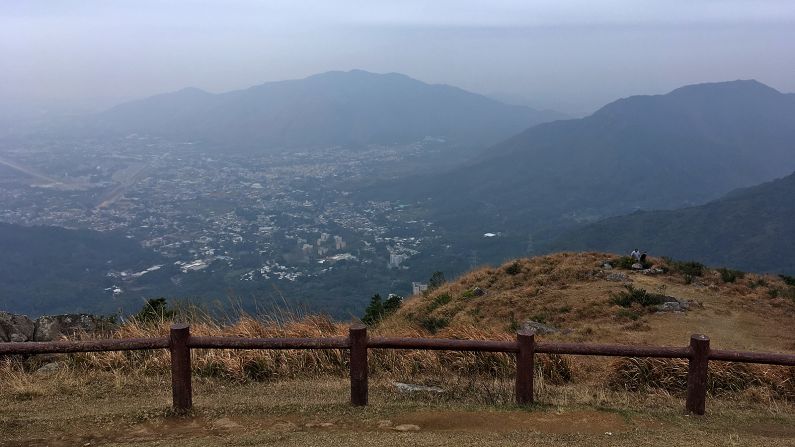 <strong>Tai Mo Shan Lookout: </strong>Overlooking the western part of Hong Kong, Tai Mo Shan Lookout is an ideal place to watch the sunset.