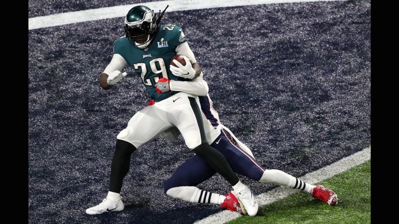 Philadelphia's LeGarrette Blount runs for a 21-yard touchdown in the second quarter. It gave the Eagles a 15-3 lead.